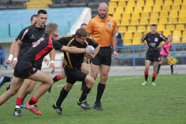 Odessa, Ukrayna - 29 Eylül 2018: Final Oyunları Şampiyonası Ukrayna'nın en güçlü takımları Rugby-7. Rugby topu alan üzerinde. Rugby topu için ağır mücadele sahip. Takım sporcular oyuncular sahada