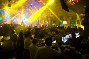 Odessa - 27 Nisan: yeni modern ışık gösterisi ful ziyaretçi tatil sezonu, 27 Nisan 2014, Odessa, Ukrayna'nın beklentisiyle prova gece kulübü