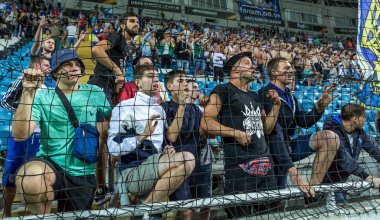 Odessa, Ukrayna - 15 Eylül 2016: Aktif futbol tribün taraftarlara