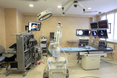 Odessa, Ukrayna - 9 Ekim 2012: Modern Diagnostik tıbbi donatımı veri merkezi ameliyathane içinde ziyaret sırasında Başbakan Ukrayna Mykola Azarov, 9 Ekim 2012 Odessa, Ukrayna.