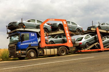 Odessa, Ukrayna 1 Eylül 2017: Araba taşıyıcıları arabaya taşımak. Özel kamyonlar arabayla taşımacılığı. Çok katmanlı ulaşım araçları için özel römork. Arabalar römork taşıma