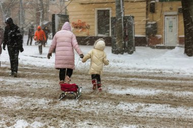 Odessa, Ukrayna-Ocak 16, 2018: Güçlü kar yağışı, Siklon kışın şehir sokaklarda. Arabalar karla kaplıdır. Kaygan yol. Kışın kötü hava: şiddetli kar yağışı ve kar fırtınası. Yayalar kar üzerinde gitmek