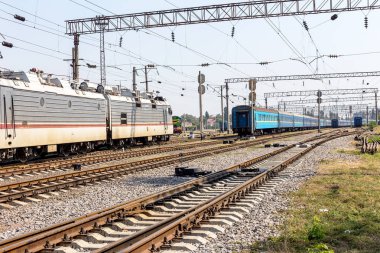 Odessa, Ukrayna - 29 Ağustos 2015: Demiryolu İstasyonu bahçesinde parça. Yerel trenler. Artık kullanılmayan eski demiryolu tren düşük konfor