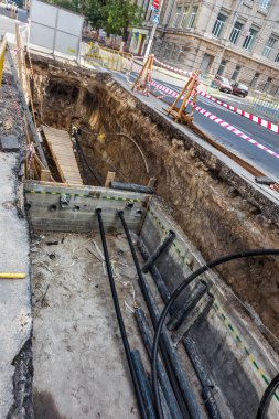Odessa, Ukrayna-Ekim 18,2015: Modern teknolojileri bina. Yükleme noktası'nın altında otoyol delme tarafından plastik boru. Kablo ve boru çekme yeraltı Stroebe delinmiştir. Modern karmaşık plastik boru döşeme