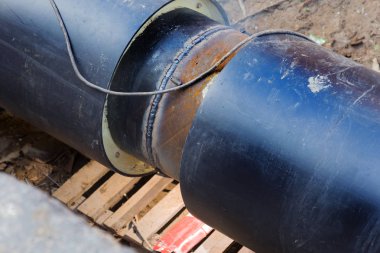 Odessa, Ukrayna - 2017 yaklaşık: Onarım şehir su kaynaklarının. Eski paslı metal borular plastik borular üzerinde değiştirme. Yeni modern teknolojiler kentsel mühendislik ağlar. Şehir su boru hattı