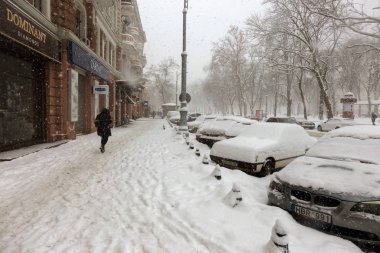 Odessa, Ukrayna-Ocak 16, 2018: Güçlü kar yağışı, Siklon kışın şehir sokaklarda. Arabalar karla kaplıdır. Kaygan yol. Kışın kötü hava: şiddetli kar yağışı ve kar fırtınası. Yayalar kar üzerinde gitmek