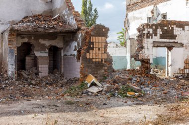Eski endüstriyel fabrika binaları kalıntıları ile manzara. Moloz ile terk edilmiş bir fabrika iç yağma ve atık. Ukrayna ekonominin çöküşü. Odessa