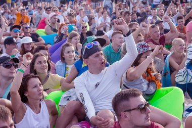 Odessa, Ukrayna -25 Ağustos 2017: büyük kalabalık, müzik sırasında rock konserinde hayranlarını gün boyunca. Seyirci kum Beach müzik ve spor festivali Z-Oyunlar sırasında