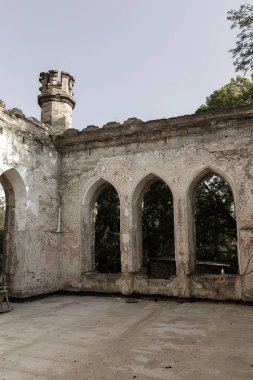 Mistik iç cephe terkedilmiş kalıntıları harap antik kale, binanın konak. Eski duvarlar, çöp ve çamur ile koridor mahvetti. Vandallar tarafından tahrip antik tarihi bina kalıntıları
