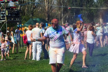 Odessa, Ukrayna - 5 Ağustos 2017: Gençler, bayanlar baylar bayram tatil sırasında renkli toz içine atma iyi eğlenceler. Festivali renkli boya. renkler aşk festival. Renk fest
