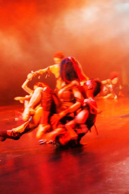 uzun pozlama ile soyut bir bulanık, yumuşak odak resim modern sahnede bale'nın performansını gösteren bir örnek bulunmaktadır. Hareket yaratıcı sanatçılarla parlak tiyatro arka plan bulanıklık