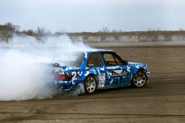 Odessa, Ukrayna -23 Nisan 2017: Combat drifters yerel sürüklenen yarışmalar. Gösteri yasadışı bir platform üzerinde sürüklenen. Binici profesyonel olarak otomatik yarışmalarda driftig yeterlilik yarışta parça geçmek