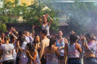 Odessa, Ukrayna - 5 Ağustos 2017: Gençler, bayanlar baylar bayram tatili sırasında birbirlerine renkli toz atma eğleniyorlar. Erkek ve kız ıslak giysileri içinde iyi eğlenceler. Islak parti