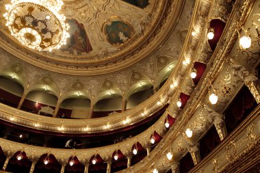 Odessa, Ukrayna - 11 Aralık 2012: Restorasyon sonra opera binasının iç. Seyirci şenlikli gala konseri için yer dolu. Seyirci pop caz konseri