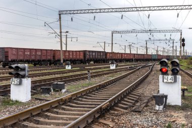 Odessa, Ukrayna - 28 Eylül 2015: Ukrayna Demiryolları trenlerle yük hareketi. Demiryolu kavşak. Demiryolu üzerinde işaretler. Tren trafik ışıkları. Biçimini değiştirme.