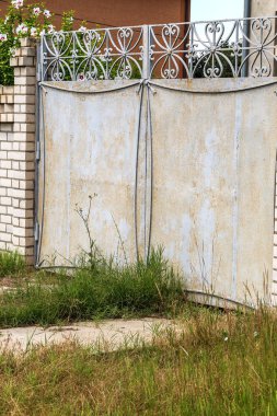 Bozuk yol çukurların ve noktalar, Ukrayna kırık asfalt kılıçla. Büyük delikli çok kötü asfalt yol. Korkunç teknoloji inşaat yollar. Çok sayıda tehlikeli hataları. Kötü yol. Yol onarım