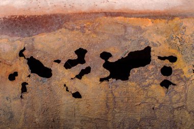 Eski büyük su boruları parçaları. Sonra uzun yıllar çalışma aşınmış metal boru yok. Paslı çelik boru delik metal korozyon ile. Seçici odak.