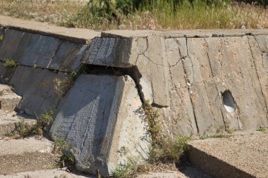 Eski büyümüş harap taş korkuluklar eski antika balkon. Yıkık merdivenler, parmaklıklar. Dekoratif sıva sütunları korkuluklar merdiven, balkon bina harap