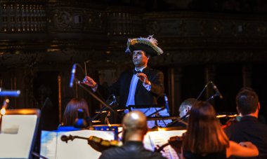 Odessa, Ukrayna 14 Ağustos 2018: Müzikal gösterisi, iletken Vitaliy Kovalchuk çeşitli Senfoni Orkestrası sahne tiyatro. Orkestra Enstrümanları müzisyenler sahne tiyatro sahne,