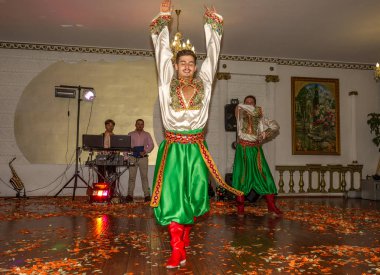 Odessa, Ukrayna - 4 Eylül 2015: Dans topluluğu parlak güzel elbiseli güzel seksi kız dans Ulusal Ukrayna ve Rus dans bir restoranda bir şölende.