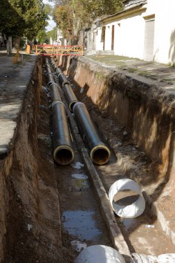 Odessa, Ukrayna - 2017 yaklaşık: Onarım şehir su kaynaklarının. Eski paslı metal borular plastik borular üzerinde değiştirme. Yeni modern teknolojiler kentsel mühendislik ağlar. Şehir su boru hattı