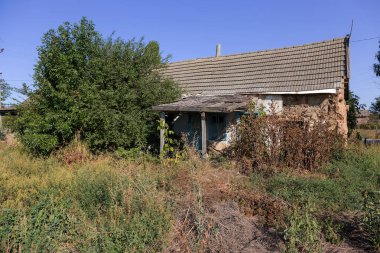 Eski sol harap çiftlik. Zamanla terk edilmiş bir evde yok. Terk edilmiş bir harabe evde kalıntıları. Thrash tasarımı için ne kadar depresif arka plan