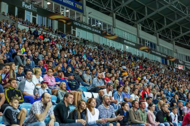 Odessa, Ukrayna - 15 Eylül 2016: Aktif futbol tribün taraftarlara