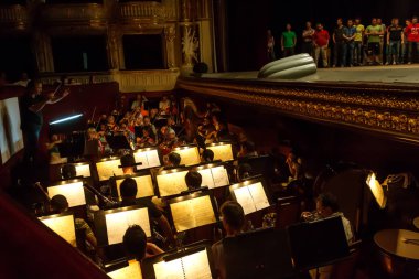 Odessa, Ukrayna - 3 Temmuz 2013: orkestra çukuru yönetmen, notlar, müzik aletleri ve Ulusal Tiyatro, Opera ve Balesi performans performans. Puanı üzerine müzik standı