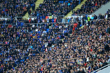 Odessa, Ukrayna - 10 Temmuz 2013: duygusal futbol taraftarları Stadı nda futbol kulübü Chernomorets, 10 Temmuz 2013, Odessa, Ukrayna bir oyun sırasında destek