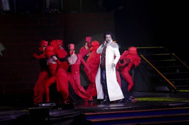 Odessa, Ukrayna, 17 Nisan 2012: Pop konser ikonik Rus şarkıcı Philip Kirkorov Odessa'daki. Ful ile parlak renkli ışık ve tiyatro gösterisi.