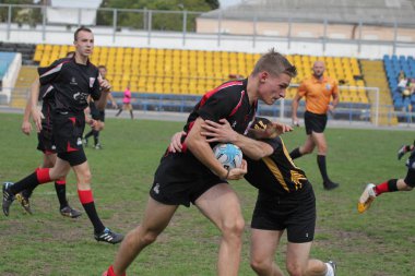 Odessa, Ukrayna - 29 Eylül 2018: Final Oyunları Şampiyonası Ukrayna'nın en güçlü takımları Rugby-7. Rugby topu alan üzerinde. Rugby topu için ağır mücadele sahip. Takım sporcular oyuncular sahada
