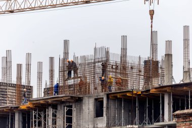 Odessa, Ukrayna -13 Aralık 2014: inşaat site yüksek katlı bina işçi montaj ve kaynak eser akşam ve gece. Bina silueti gökyüzüne karşı.