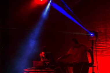 Odessa, Ukrayna - 5 Ağustos 2017: gösteri ışıklar. Lazer gösterisi. Gece kulübünde dj partileri müzik, ses parlak ışık ile dans kullanın. Club gece ışık dj parti kulübü. Duman ve ışıklar ile araba