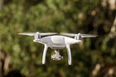 Odessa, Ukrayna - 6 Ağustos 2017: İnsansız bir dört çekirdekli helikopter yüksek çözünürlüklü dijital kamera ile insanların büyük kalabalığın büyük olay kaldırır. Dronun hava operasyonunda arka plan bulanık