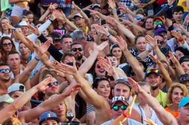 Odessa, Ukrayna -25 Ağustos 2017: büyük kalabalık, müzik sırasında rock konserinde hayranlarını gün boyunca. Seyirci kum Beach müzik ve spor festivali Z-Oyunlar sırasında