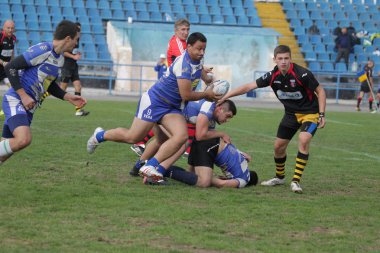 Odessa, Ukrayna - 29 Eylül 2018: Final Oyunları Şampiyonası Ukrayna'nın en güçlü takımları Rugby-7. Rugby topu alan üzerinde. Rugby topu için ağır mücadele sahip. Takım sporcular oyuncular sahada