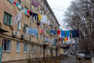 Odessa, Ukrayna - 18 Ocak: Eski şehrin avlusu olmuştur yıkanmış temiz giysiler ve yatak çarşafları eski evler ve sıkı halata ağaçlar arasında 18 Ocak 2013, Odessa, Ukrayna kurumaya takılıyorum 