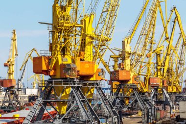 Odessa, Ukrayna - 15 Nisan: Endüstriyel büyük deniz kargo vinçler bağlantı noktası kargo 15 Nisan 2014 Odessa Limanı kargo konteyner terminali, deniz gemi yükleme ticaret dock Odessa Limanı Deniz Odessa, Ukrayna 
