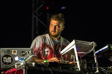 Odessa, Ukrayna 25 Ağustos 2017: Karizmatik disk jokey. DJ gece kulübü en iyi, ünlü Cd çalarda parti sırasında çalış. EDM, parti kavramı, müzik parti. Dj-Dj için karıştırma için donatım