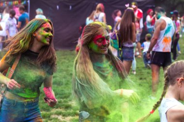 KRASNODAR, RUSSIA - May11,2018: Renkler Festivali, geleneksel Hint Holi festivali. Gençler Holi bayramında renkli pudra atarken eğleniyorlar. Renkli boya festivali. Renk Festivali