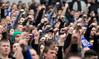 Odessa, Ukrayna - 10 Temmuz 2013: duygusal futbol taraftarları Stadı nda futbol kulübü Chernomorets, 10 Temmuz 2013, Odessa, Ukrayna bir oyun sırasında destek