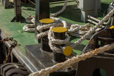 Demirleme vinç tank güvertede, demirleme vinç, geminin kıç. Büyük balık tutma vinç kenevir halat boyu detayını. Denizcilik donanımları, deniz wharf kenevir ip ile. Gerginlik ip mekanizmalar