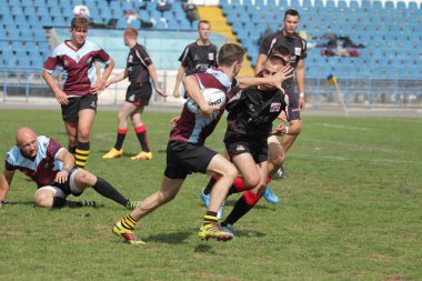 Odessa, Ukrayna - 29 Eylül 2018: Final Oyunları Şampiyonası Ukrayna'nın en güçlü takımları Rugby-7. Rugby topu alan üzerinde. Rugby topu için ağır mücadele sahip. Takım sporcular oyuncular sahada
