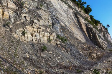 Bir heyelan koruma. Moloz taşı, çakıl, taş bir heyelan ve erozyon sel suları, deniz dalgaları tarafından korunmak için metal bir kılavuzda peyzaj tasarım unsurları. Sahil güçlendirilmesi
