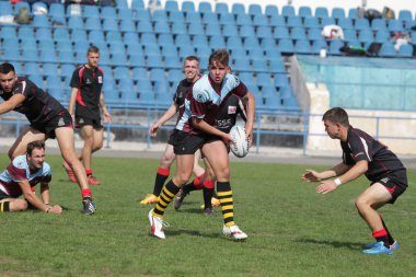 Odessa, Ukrayna - 29 Eylül 2018: Final Oyunları Şampiyonası Ukrayna'nın en güçlü takımları Rugby-7. Rugby topu alan üzerinde. Rugby topu için ağır mücadele sahip. Takım sporcular oyuncular sahada
