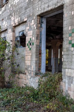 Eski endüstriyel fabrika binaları kalıntıları ile manzara. Moloz ile terk edilmiş bir fabrika iç yağma ve atık. Ukrayna ekonominin çöküşü. Odessa