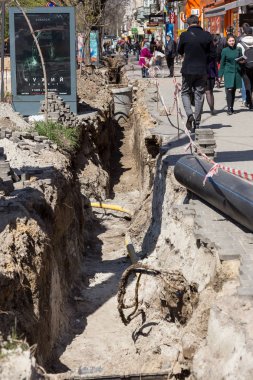 Odessa, Ukrayna - 25 Nisan 2017: Metro siperlerine komün için. İnşaat işçileri döşeme ve Metro araçları veya hizmet borular inşaat sitede yükleme için siperler kazmak.