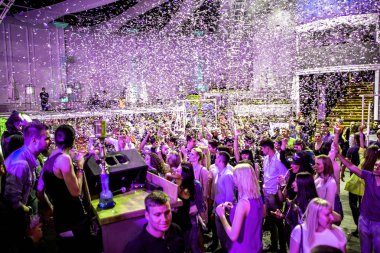 Odessa, Ukrayna - 31 Mayıs 2014: Kalabalık insan yaratıcı ışık ve müzik gösterisi sırasında bir konserde bir gece kulübünde eğleniyor. Kulüp partisi büyük şeker duş neşeli gençler.