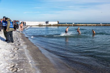 Odessa, Ukrayna - 19 Ocak 2016: Hıristiyan Ortodoks kilisesinin Baptist Karadeniz buzlu sularda Iususa İsa'nın John Ürdün Nehri'nde vaftiz günü banyo. Hıristiyan geleneğinde, yıkanarak