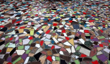 kolaj kiremit dekorasyon, cam mozaik kırık. Seramik yaratıcı zemin zemin döşemeleri için deli arka plan olarak kırık. duvar parçası arka plan olarak farklı tonları mozaiği ile süslüdür